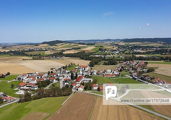 Drohnenaufnahme  Agrarlandschaft  Landwirtschaftliche Felder mit Bauernhöfe bei Schildorn im Innviertel  Oberösterreich  Österreich  Europa