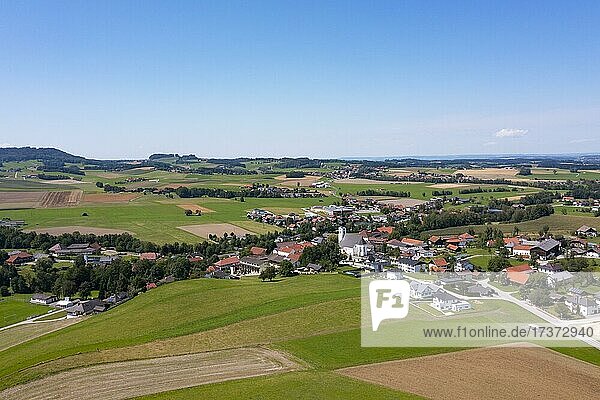 Drohnenaufnahme  Agrarlandschaft  Landwirtschaftliche Felder mit Bauernhöfe bei Waldzell im Innviertel  Oberösterreich  Österreich  Europa