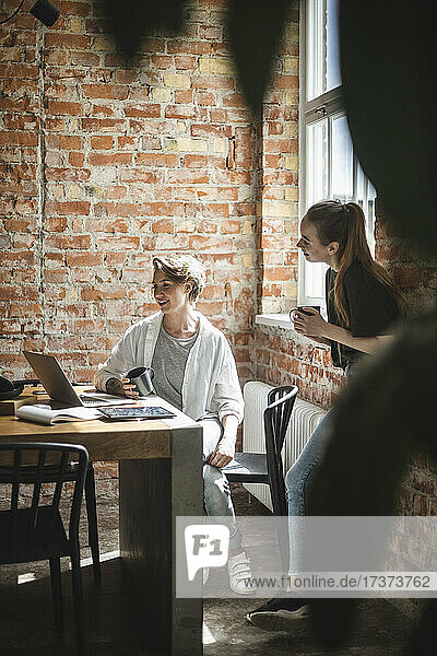 Weibliche Kollegen beim Kaffee trinken und Laptop benutzen Startup-Unternehmen