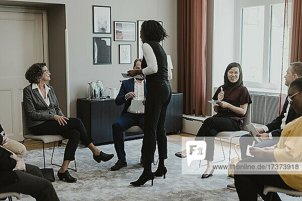 Multiethnische Geschäftsleute diskutieren während eines Treffens im Büro des Unternehmens