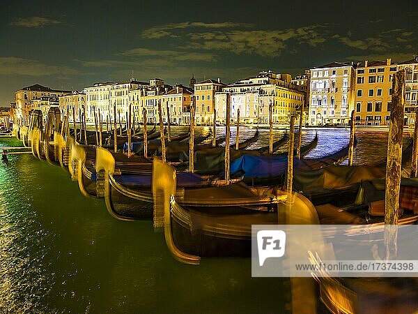 Gondeln vor historischen Häuserfassaden im Canale Grande bei Nacht  Venedig  Venezia  Veneto  Italien  Europa