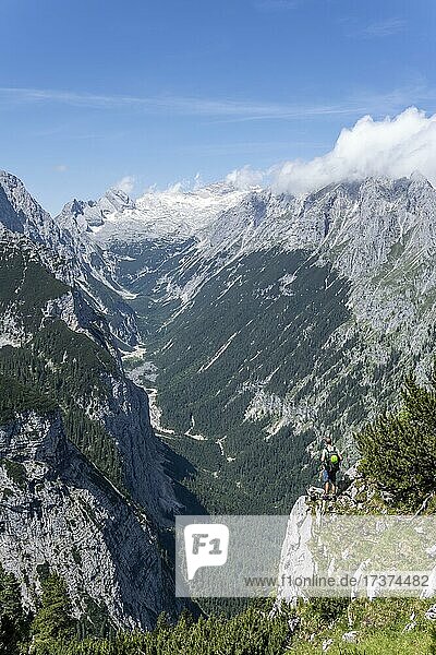 Wanderer blickt in die Ferne  Ausblick ins Reintal  hinten Gipfel der Zugspitze und Alpspitze mit Zugspitzplatt  Wanderweg zur Meilerhütte  Wettersteingebirge  Garmisch Partenkirchen  Bayern  Deutschland  Europa