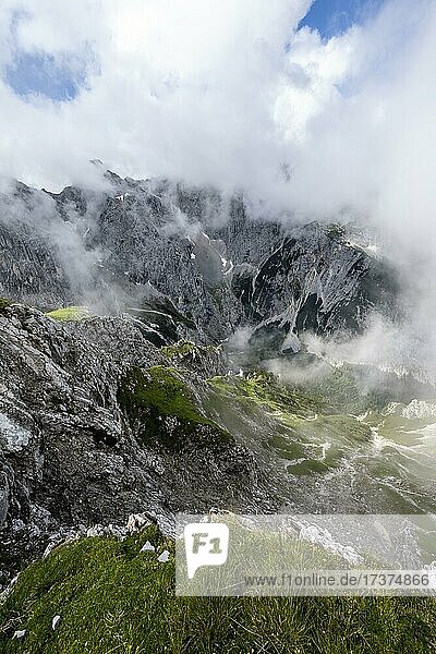 Wolkenverhangene felsige Berggipfel Oberreintalschrofen und Großer Hundtsallkopfe  Frauenalpl  Wettersteingebirge  Bayern  Deutschland  Europa