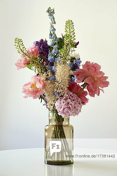 Schöner Blumenstrauß in Vase