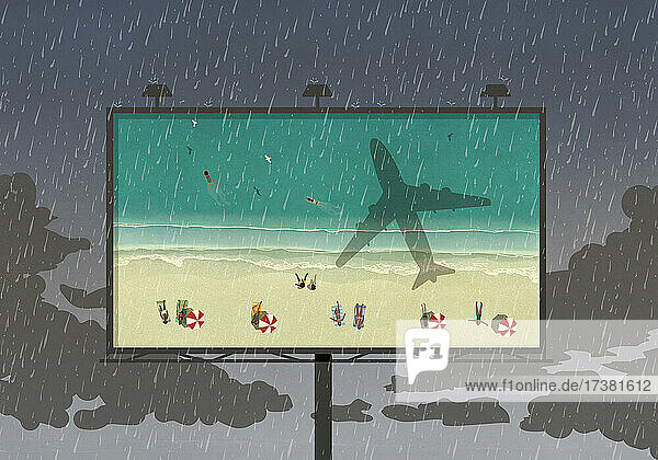 Touristen am Strand auf Werbetafel gegen regnerischen Himmel