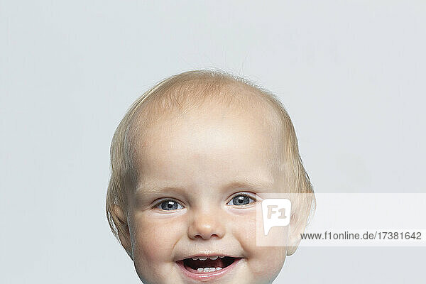 Porträt niedlich glückliches Baby Junge auf weißem Hintergrund