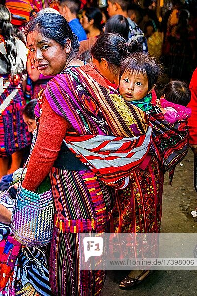 Frau mit Kind auf dem Rücken  wichtigster Markt im Hochland  Chichicastenango  Chichicastenango  Guatemala  Mittelamerika