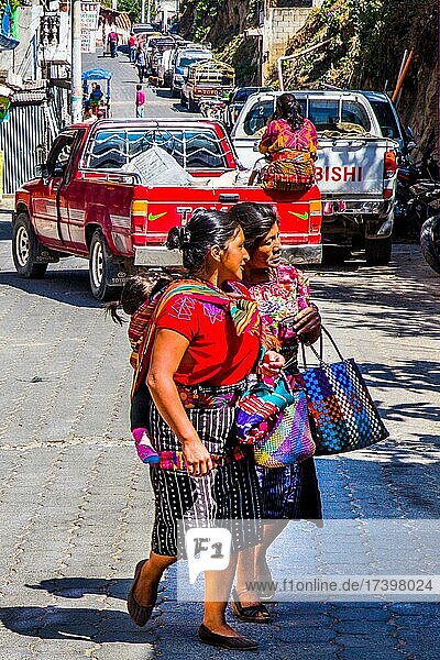 Frauen auf dem Weg zum Markt  wichtigster Markt im Hochland  Chichicastenango  Chichicastenango  Guatemala  Mittelamerika