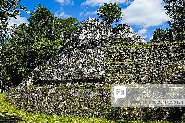 Tempel des Triadico an der Nordaktropolis  Yaxha  drittgrößte Ruinenstadt der Maya  Yaxha  Guatemala  Mittelamerika