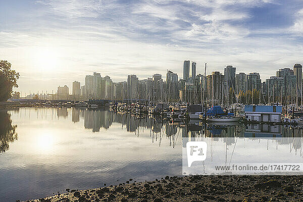 Im Hafen von Vancouver vertäute Boote mit Wolkenkratzern im Hintergrund.
