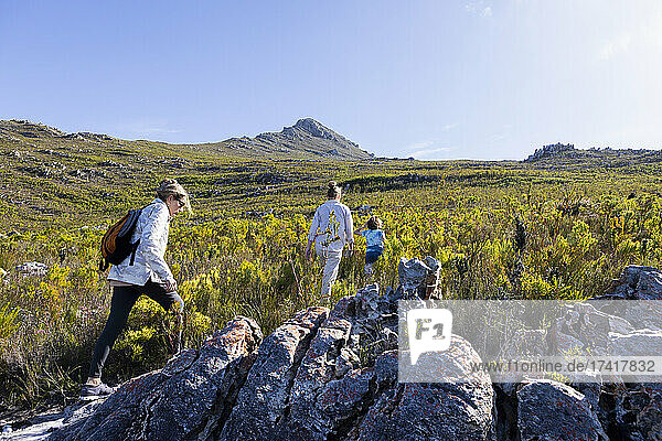 Familie beim Wandern auf einem Naturpfad  Phillipskop-Naturschutzgebiet  Stanford  Südafrika.
