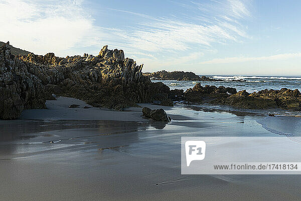 Ein menschenleerer Strand  zerklüftete Felsen und Felstümpel an der Atlantikküste.