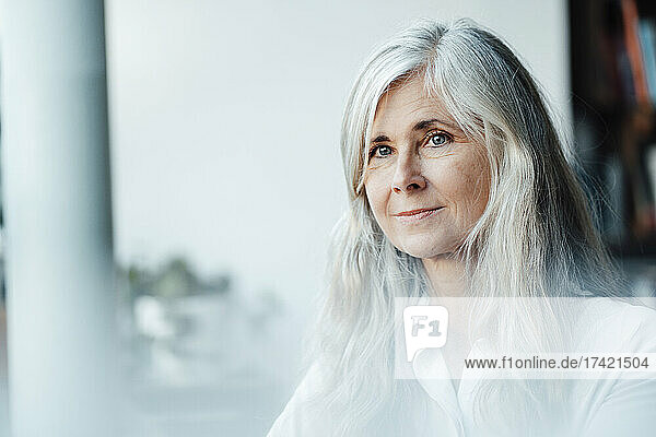 Reife Frau mit grauen Haaren im Café