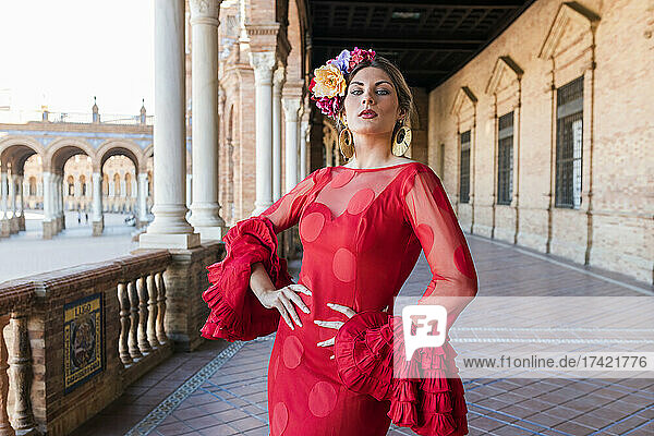 Flamenco-Tänzerin mit Händen auf der Hüfte steht auf der Plaza De Espana  Sevilla  Spanien