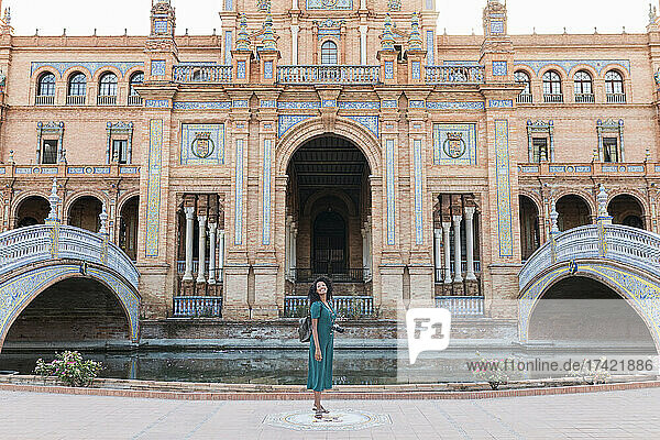 Glückliche junge Frau steht vor der Plaza De Espana  Sevilla  Spanien