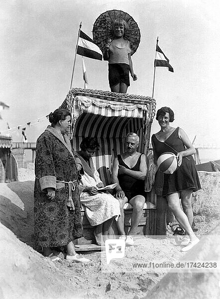 Gruppe mit Badenden am Strand  witzig  lachen  Sommerferien  Ferien  Lebensfreude  Familie  Strandkorb  etwa 1930er Jahre  Ostsee  Binz  Rügen  Mecklenburg-Vorpommern  Deutschland  Europa