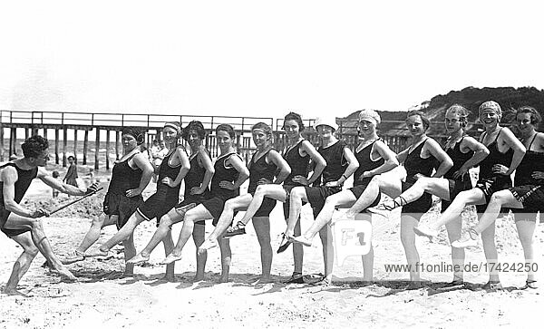 Gruppe mit Badenden am Strand  witzig  lachen  Sommerferien  Ferien  Lebensfreude  Ostsee  Binz  etwa 1930er Jahre  hoch das Bein  Rügen  Mecklenburg-Vorpommern  Deutschland  Europa