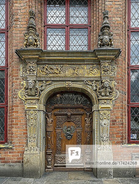 Kunstvolles Portal an der Haustür einer alten Kaufmannsvilla von Danzig  Polen  Europa