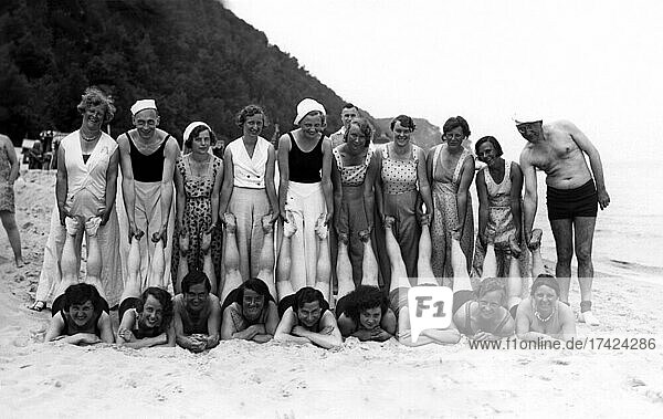 Gruppe mit Badenden am Strand  witzig  lachen  Sommerferien  Ferien  Lebensfreude  etwa 1930er Jahre  Ostsee  Binz  Rügen  Mecklenburg-Vorpommern  Deutschland  Europa
