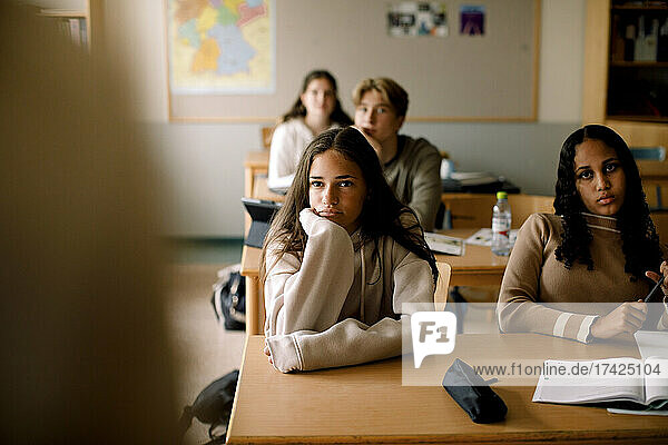 Jugendliche  die im Klassenzimmer unkonzentriert aussehen