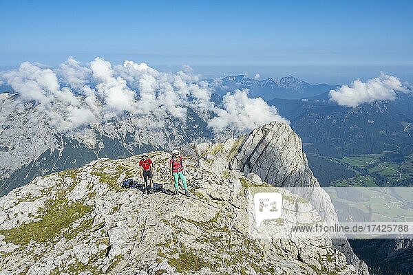 Zwei Wanderer auf dem Wanderweg zum Hochkalter  Berchtesgadener Alpen  Berchtesgadener Land  Oberbayern  Bayern  Deutschland  Europa