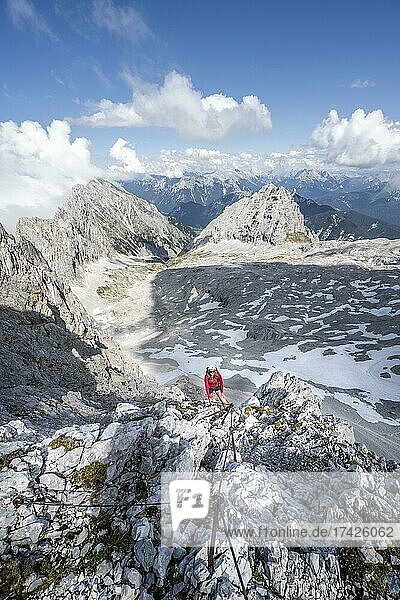 Wanderin am Klettersteig zur Patenkirchner Dreitorspitze  Wettersteingebirge  Garmisch-Partenkirchen  Bayern  Deutschland  Europa