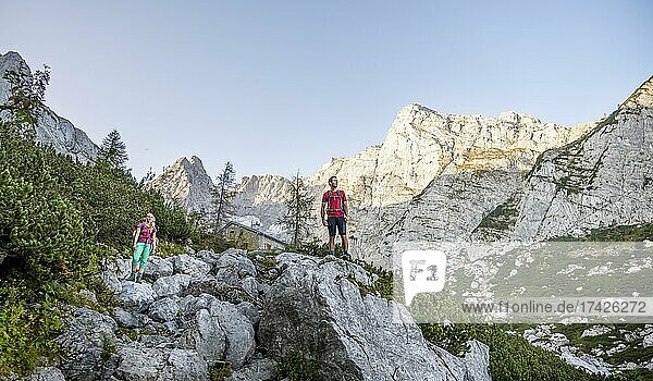 Zwei Wanderer blicken über Berge  Wanderung zum Hochkalter  Berchtesgadener Alpen  Berchtesgadener Land  Oberbayern  Bayern  Deutschland  Europa