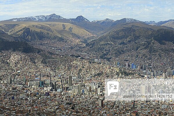 Blick auf das Häusermeer der Hauptstadt La Paz  Bolivien  Südamerika