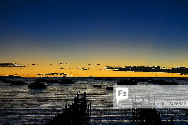 Morgenrot am Hafen von Copacabana  Titicacasee  Departement La Paz  Bolivien  Südamerika