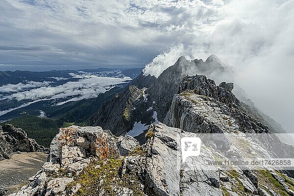 Ausblick vom Gipfel  Westliche Törlspitze  Berge bei dramatischen Wolken  Wettersteingebirge  Garmisch-Partenkirchen  Bayern  Deutschland  Europa