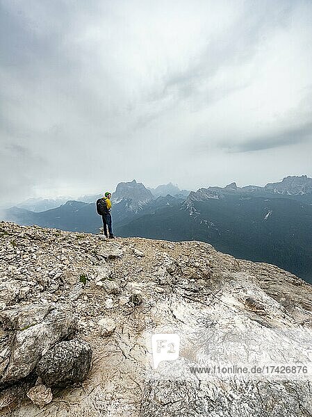 Junger Mann  Wanderer am Weg zum Klettersteig Via Ferrata Francesco Berti  Sorapiss Umrundung  Blick ins Tal von San Vito di Cadore  Dolomiten  Belluno  Italien  Europa