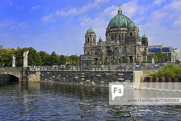 Berlin Cathedral and Schloss bridge  Unesco World Heritage Site  Museum Island  Unter den Linden  Berlin  Germany  Europe