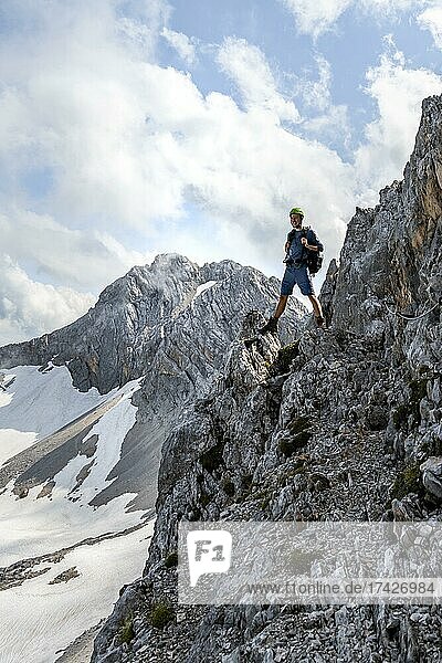 Wanderer auf dem Wanderweg Hermann-von-Barth-Weg  Klettersteig zur Partenkirchner Dreitorspitze  Ausblick auf das Leutascher Platt mit Gipfel Leutascher Dreitorspitze  Wettersteingebirge  Bayern  Deutschland  Europa