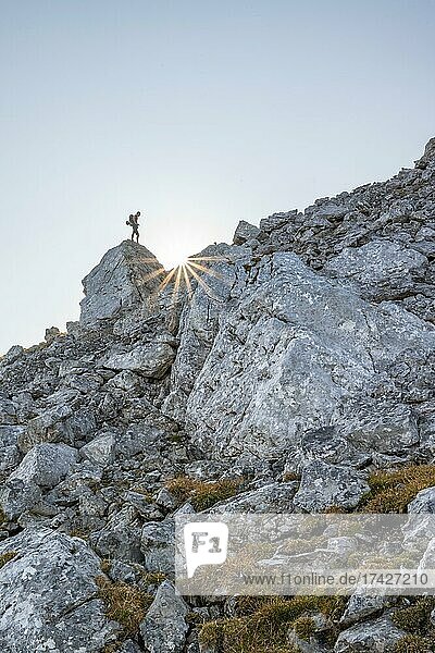 Wanderer steht auf einem Felsen  Geröll  Wanderung zum Hochkalter  Berchtesgadener Alpen  Berchtesgadener Land  Oberbayern  Bayern  Deutschland  Europa