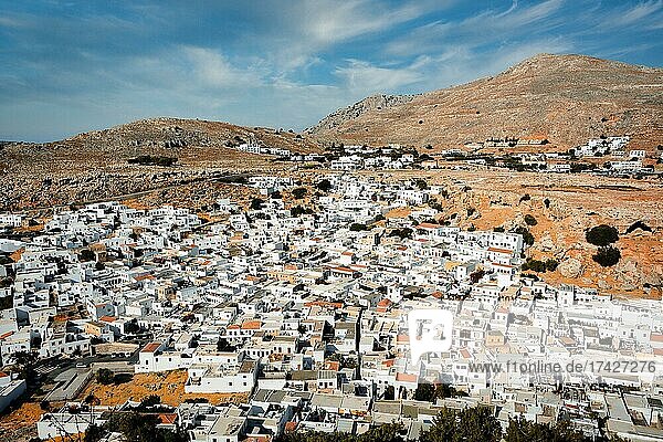 Blick auf die weißen Häuser von Lindos  Rhodos  Griechenland  Europa