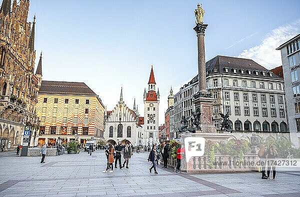 Altes Rathaus und Neues Rathaus  Innenstadt am Marienplatz mit Mariensäule  Fußgängerzone  München  Bayern  Deutschland  Europa