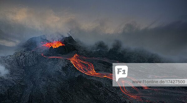Luftaufnahme  Ausbrechender Vulkan mit Lavafontänen und Lavafeld  Krater mit heraustretender Lava und Lavafluss  Fagradalsfjall  Reykjanes Halbinsel  Island  Europa