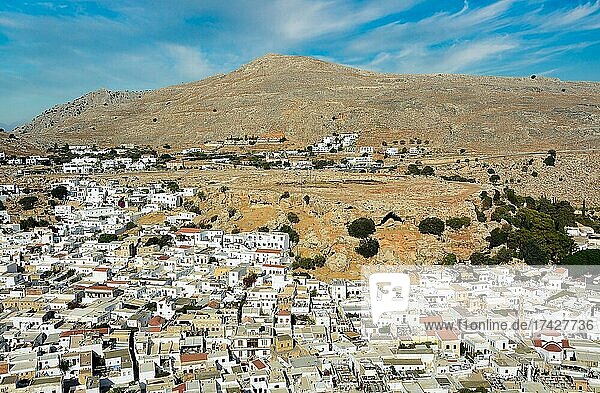 Blick auf die weißen Häuser von Lindos  Rhodos  Griechenland  Europa