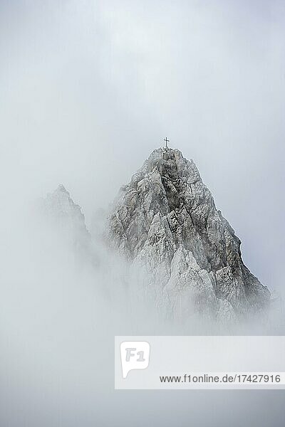 Gipfel in Wolken und Nebel  Gipfelkreuz der Patenkirchner Dreitorspitze  Wettersteingebirge  Garmisch-Partenkirchen  Bayern  Deutschland  Europa