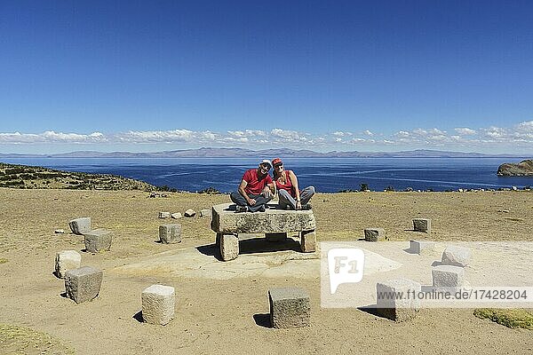 älteres Pärchen sitzt auf der Roca Sagrada  Kultstätte der Inka  Isla del Sol  Titicacasee  Departement La Paz  Bolivien  Südamerika