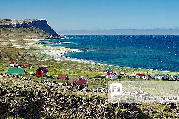 Einzelne Häuser an einer weiten Bucht  karge Berge und Strand  Latrabjarg  Vestfirðir  Westfjorde  Island  Europa