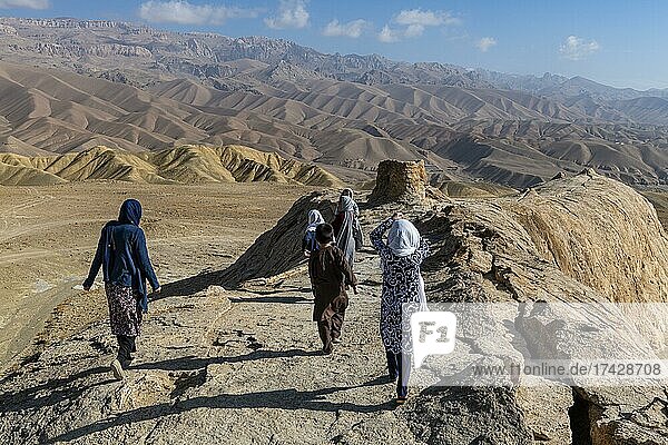 Frauen bei der Erkundung des Darya-e Adjahar (Drachental)  Bamyan  Afghanistan  Asien