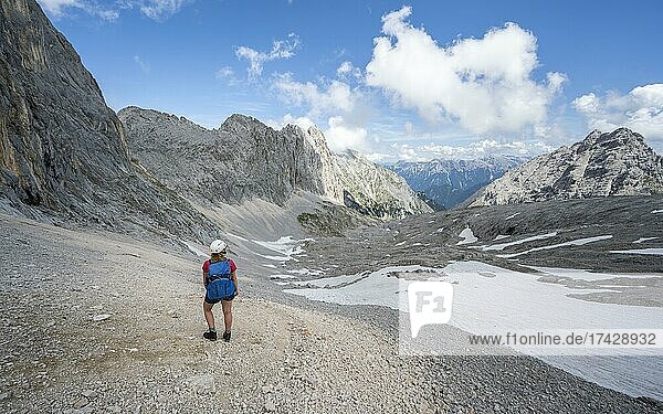 Wanderin durchquert ein Geröllfeld  Wanderung zur Patenkirchner Dreitorspitze  Wettersteingebirge  Garmisch-Partenkirchen  Bayern  Deutschland  Europa