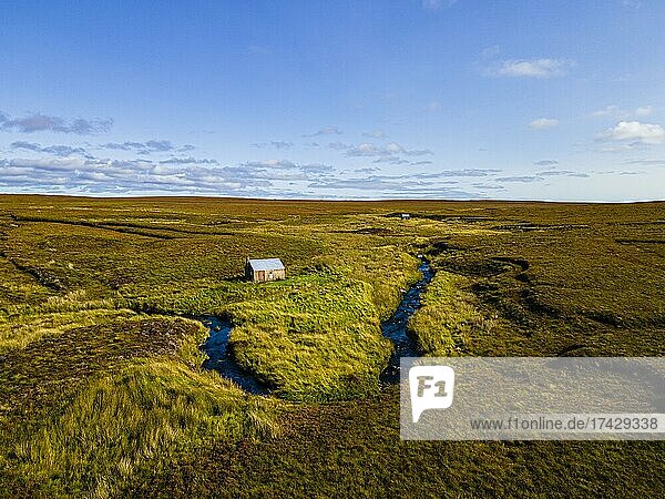 Luftaufnahme einer kleinen Hütte im Moorland auf der Isle of Lewis  Äußere Hebriden  Schottland  UK