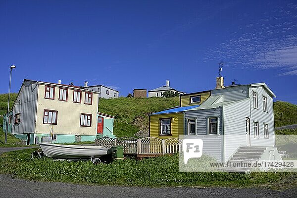 Bunte Häuser und kleines Boot in  Hofsós  Norðurland vestra  Island  Europa