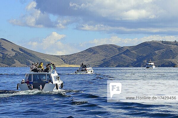 Excursion boats on the way to Isla del Sol  Lake Titicaca  Department of La Paz  Bolivia  South America