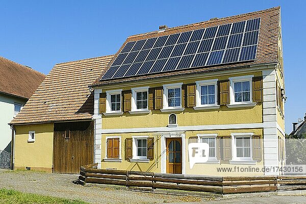 Wohnhaus mit Solardach  Ornbau  Franken  Bayern  Deutschland  Europa