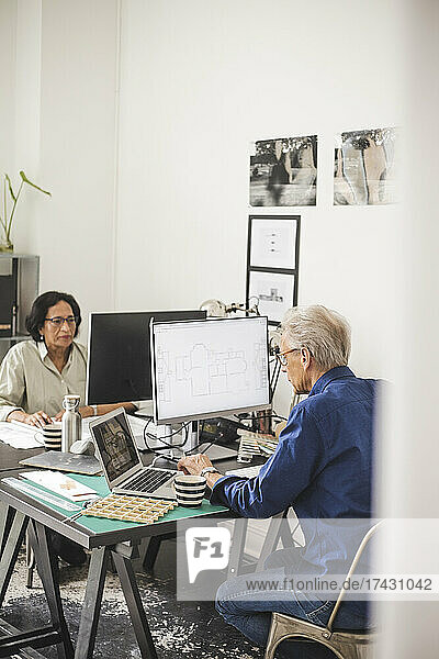 Weibliche und männliche Kollegen arbeiten am Computer im Büro