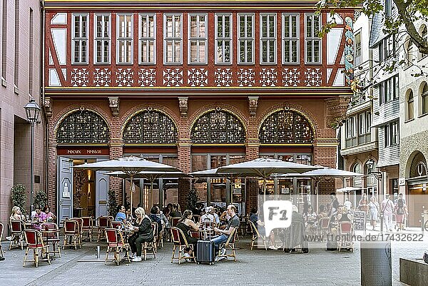 Rekonstruiertes Fachwerkhaus der Renaissance  Kaffeehaus Goldene Waage mit Straßencafé  Neue Frankfurter Altstadt  Dom-Römer-Viertel  Frankfurt am Main  Hessen  Deutschland  Europa