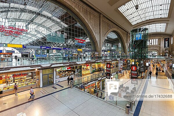 Bahnhof Hauptbahnhof Hbf Deutsche Bahn DB mit Geschäfte Läden in Leipzig  Deutschland  Europa